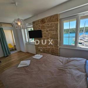 OTOK KRK, OMIŠALJ - VILLA - prvi red do mora, 23 sobe, bazen – kompletno adaptirana 2023., idealna za investiciju s izvrsnim po...