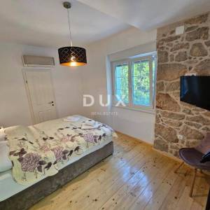 OTOK KRK, OMIŠALJ - VILLA - prvi red do mora, 23 sobe, bazen – kompletno adaptirana 2023., idealna za investiciju s izvrsnim po...