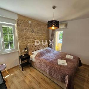 OTOK KRK, OMIŠALJ - VILLA - prvi red do mora, 23 sobe, bazen – kompletno adaptirana 2023., idealna za investiciju s izvrsnim po...