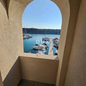 OTOK KRK, OMIŠALJ - VILLA - prvi red do mora, 23 sobe, bazen – kompletno adaptirana 2023., idealna za investiciju s izvrsnim po...