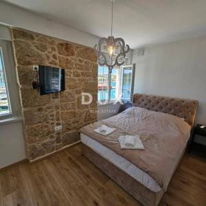 OTOK KRK, OMIŠALJ - VILLA - prvi red do mora, 23 sobe, bazen – kompletno adaptirana 2023., idealna za investiciju s izvrsnim po...