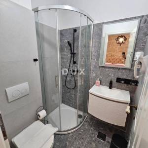 OTOK KRK, OMIŠALJ - VILLA - prvi red do mora, 23 sobe, bazen – kompletno adaptirana 2023., idealna za investiciju s izvrsnim po...