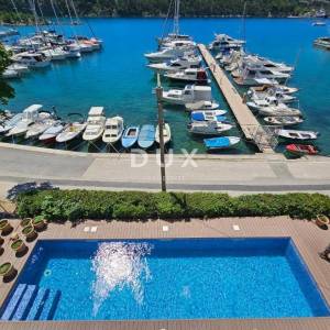 OTOK KRK, OMIŠALJ - VILLA - prvi red do mora, 23 sobe, bazen – kompletno adaptirana 2023., idealna za investiciju s izvrsnim po...