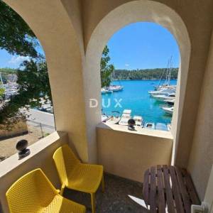 OTOK KRK, OMIŠALJ - VILLA - prvi red do mora, 23 sobe, bazen – kompletno adaptirana 2023., idealna za investiciju s izvrsnim po...