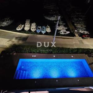 OTOK KRK, OMIŠALJ - VILLA - prvi red do mora, 23 sobe, bazen – kompletno adaptirana 2023., idealna za investiciju s izvrsnim po...