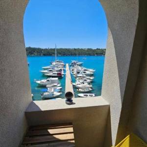 OTOK KRK, OMIŠALJ - VILLA - prvi red do mora, 23 sobe, bazen – kompletno adaptirana 2023., idealna za investiciju s izvrsnim po...