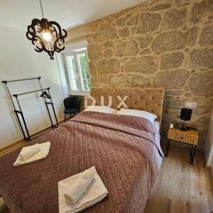 OTOK KRK, OMIŠALJ - VILLA - prvi red do mora, 23 sobe, bazen – kompletno adaptirana 2023., idealna za investiciju s izvrsnim po...