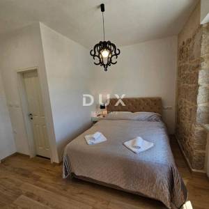 OTOK KRK, OMIŠALJ - VILLA - prvi red do mora, 23 sobe, bazen – kompletno adaptirana 2023., idealna za investiciju s izvrsnim po...