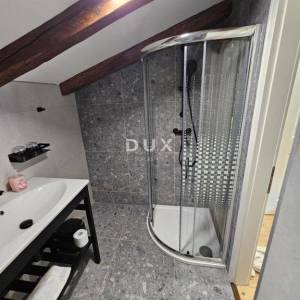 OTOK KRK, OMIŠALJ - VILLA - prvi red do mora, 23 sobe, bazen – kompletno adaptirana 2023., idealna za investiciju s izvrsnim po...