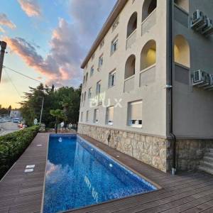 OTOK KRK, OMIŠALJ - VILLA - prvi red do mora, 23 sobe, bazen – kompletno adaptirana 2023., idealna za investiciju s izvrsnim po...