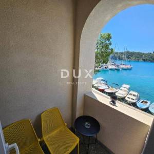 OTOK KRK, OMIŠALJ - VILLA - prvi red do mora, 23 sobe, bazen – kompletno adaptirana 2023., idealna za investiciju s izvrsnim po...