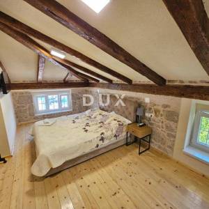 OTOK KRK, OMIŠALJ - VILLA - prvi red do mora, 23 sobe, bazen – kompletno adaptirana 2023., idealna za investiciju s izvrsnim po...