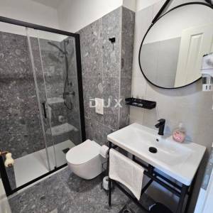 OTOK KRK, OMIŠALJ - VILLA - prvi red do mora, 23 sobe, bazen – kompletno adaptirana 2023., idealna za investiciju s izvrsnim po...