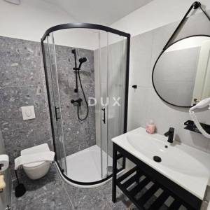 OTOK KRK, OMIŠALJ - VILLA - prvi red do mora, 23 sobe, bazen – kompletno adaptirana 2023., idealna za investiciju s izvrsnim po...