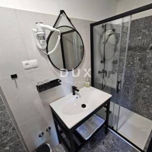 OTOK KRK, OMIŠALJ - VILLA - prvi red do mora, 23 sobe, bazen – kompletno adaptirana 2023., idealna za investiciju s izvrsnim po...