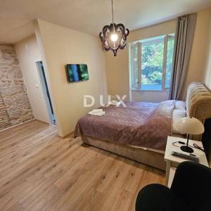 OTOK KRK, OMIŠALJ - VILLA - prvi red do mora, 23 sobe, bazen – kompletno adaptirana 2023., idealna za investiciju s izvrsnim po...