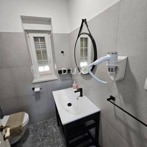 OTOK KRK, OMIŠALJ - VILLA - prvi red do mora, 23 sobe, bazen – kompletno adaptirana 2023., idealna za investiciju s izvrsnim po...