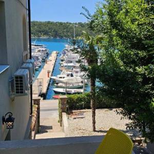 OTOK KRK, OMIŠALJ - VILLA - prvi red do mora, 23 sobe, bazen – kompletno adaptirana 2023., idealna za investiciju s izvrsnim po...