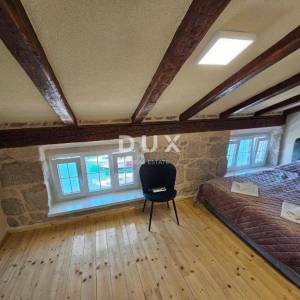 OTOK KRK, OMIŠALJ - VILLA - prvi red do mora, 23 sobe, bazen – kompletno adaptirana 2023., idealna za investiciju s izvrsnim po...