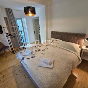 OTOK KRK, OMIŠALJ - VILLA - prvi red do mora, 23 sobe, bazen – kompletno adaptirana 2023., idealna za investiciju s izvrsnim po...