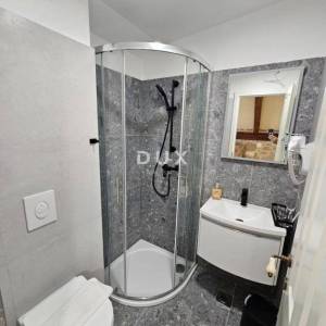 OTOK KRK, OMIŠALJ - VILLA - prvi red do mora, 23 sobe, bazen – kompletno adaptirana 2023., idealna za investiciju s izvrsnim po...