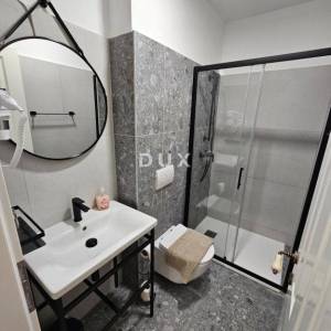 OTOK KRK, OMIŠALJ - VILLA - prvi red do mora, 23 sobe, bazen – kompletno adaptirana 2023., idealna za investiciju s izvrsnim po...