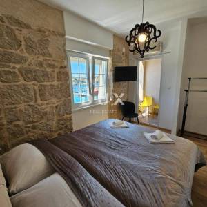 OTOK KRK, OMIŠALJ - VILLA - prvi red do mora, 23 sobe, bazen – kompletno adaptirana 2023., idealna za investiciju s izvrsnim po...