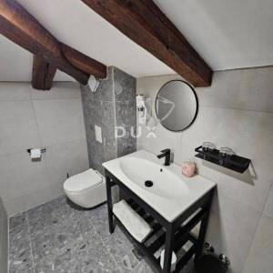 OTOK KRK, OMIŠALJ - VILLA - prvi red do mora, 23 sobe, bazen – kompletno adaptirana 2023., idealna za investiciju s izvrsnim po...