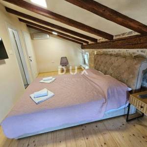 OTOK KRK, OMIŠALJ - VILLA - prvi red do mora, 23 sobe, bazen – kompletno adaptirana 2023., idealna za investiciju s izvrsnim po...