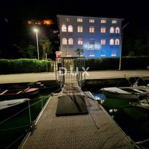 OTOK KRK, OMIŠALJ - VILLA - prvi red do mora, 23 sobe, bazen – kompletno adaptirana 2023., idealna za investiciju s izvrsnim po...