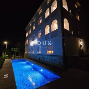 OTOK KRK, OMIŠALJ - VILLA - prvi red do mora, 23 sobe, bazen – kompletno adaptirana 2023., idealna za investiciju s izvrsnim po...