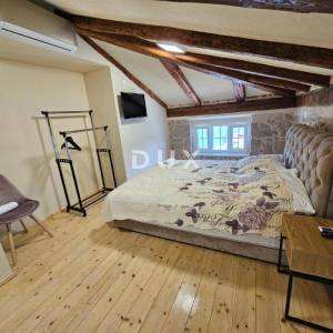 OTOK KRK, OMIŠALJ - VILLA - prvi red do mora, 23 sobe, bazen – kompletno adaptirana 2023., idealna za investiciju s izvrsnim po...