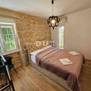 OTOK KRK, OMIŠALJ - VILLA - prvi red do mora, 23 sobe, bazen – kompletno adaptirana 2023., idealna za investiciju s izvrsnim po...