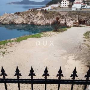 OTOK KRK, VRBNIK - jedinstveno zemljište u prvom redu do mora s projektom luksuznog objekta s važećom građevinskom dozvolom i p...
