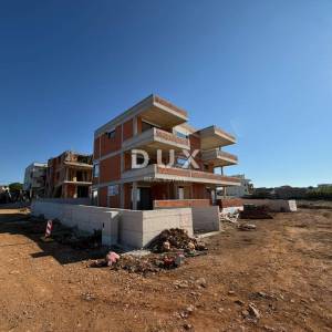 OTOK PAG, POVLJANA – Dvosoban stan s velikom terasom u suvremeno opremljenoj zgradi