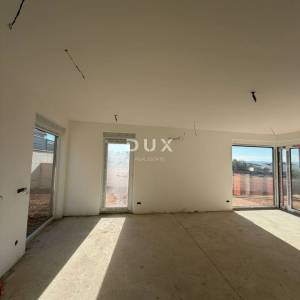 OTOK PAG, POVLJANA – Dvosoban stan s velikom terasom u suvremeno opremljenoj zgradi