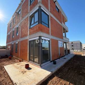 OTOK PAG, POVLJANA – Dvosoban stan s velikom terasom u suvremeno opremljenoj zgradi