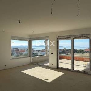 OTOK PAG, POVLJANA – Dvosoban stan s velikom terasom u suvremeno opremljenoj zgradi