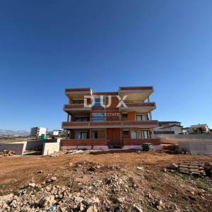 OTOK PAG, POVLJANA – Dvosoban stan s velikom terasom u suvremeno opremljenoj zgradi