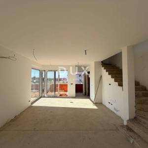 OTOK PAG, POVLJANA – Prostrani dvoetažni stan s vrtom u novogradnji