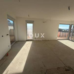 OTOK PAG, POVLJANA – Prostrani dvoetažni stan s vrtom u novogradnji