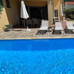 Otok Rab, dvojna kuća s bazenom i pogledom na more