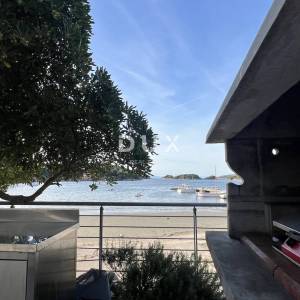 OTOK RAB – unikatna nekretnina prvi red do mora