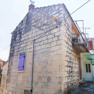 Otok Vis, grad Vis, kamena kuća 66m2, prodaja