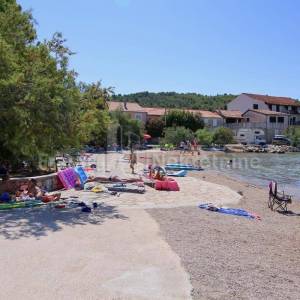 PAŠMAN -BANJ -ATRAKTIVNO GRAĐEVINSKO ZEMLJIŠTE 723m2, 30 m OD MORA