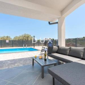 PAŠMAN, BANJ - PRILIKA! Kuća s bazenom 100 m od mora