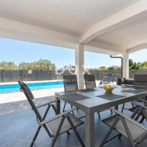 PAŠMAN, BANJ - PRILIKA! Kuća s bazenom 100 m od mora