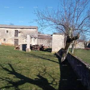 Pazin, Istra - dvije stare kamene kuće s velikim zemljištem