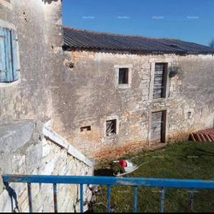 Pazin, Istra - dvije stare kamene kuće s velikim zemljištem