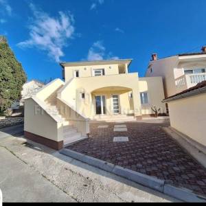 PETRČANE- MEDITERANSKA KUĆA S BAZENOM 70m od mora